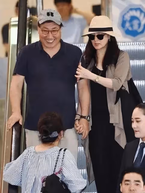 李英愛隨老公走機場，打扮隨意卻照樣美成焦點，襯得老公很油膩