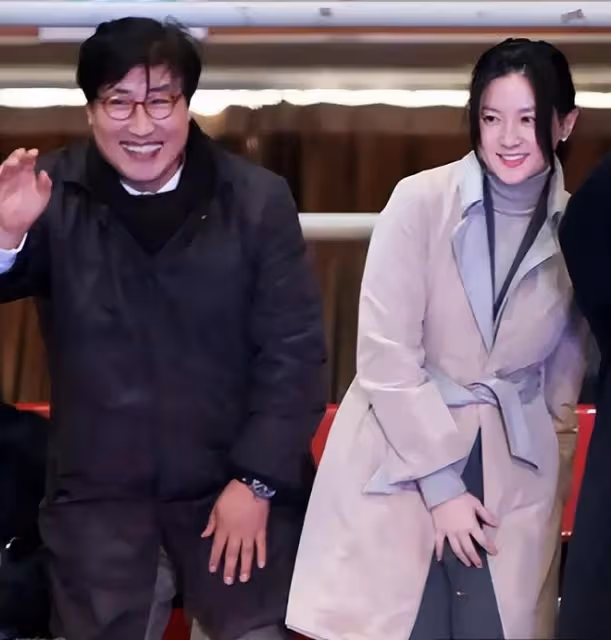 李英愛隨老公走機場，打扮隨意卻照樣美成焦點，襯得老公很油膩