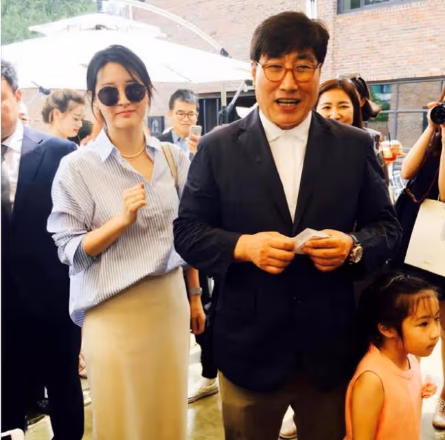 李英愛隨老公走機場,打扮隨意卻照樣美成焦點,襯得老公很油膩