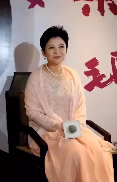 都是60歲,董文華自然老去越看越漂亮,毛阿敏化濃妝仍是奶奶