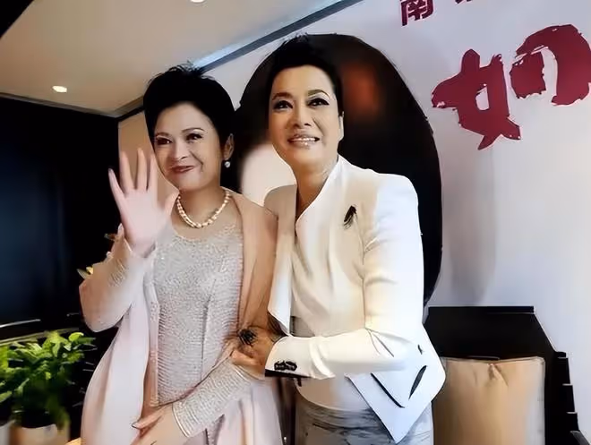都是60歲,董文華自然老去越看越漂亮,毛阿敏化濃妝仍是奶奶