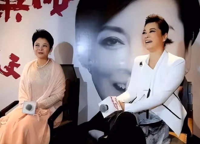 都是60歲,董文華自然老去越看越漂亮,毛阿敏化濃妝仍是奶奶