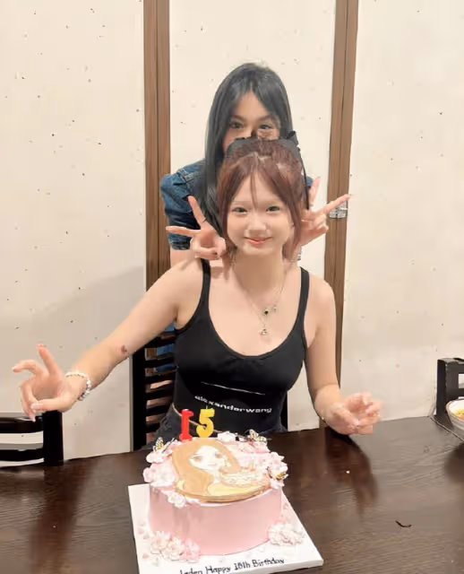 鍾麗緹曬全家福，15歲二女兒又甜又欲，染紅髮穿弔帶比媽媽還辣