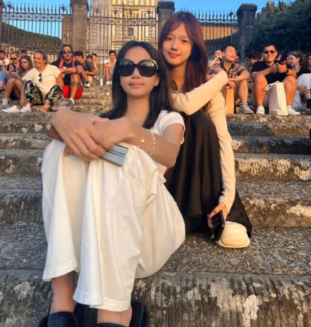 鍾麗緹曬全家福,15歲二女兒又甜又欲,染紅髮穿弔帶比媽媽還辣