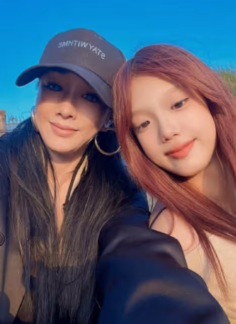 鍾麗緹曬全家福,15歲二女兒又甜又欲,染紅髮穿弔帶比媽媽還辣