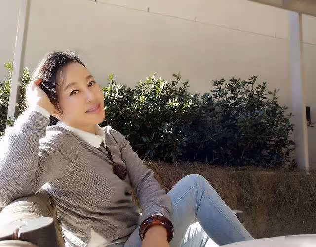 劉曉慶出門春遊，一雙「貓眼」看不出64歲，做「起身跳」虎虎生風