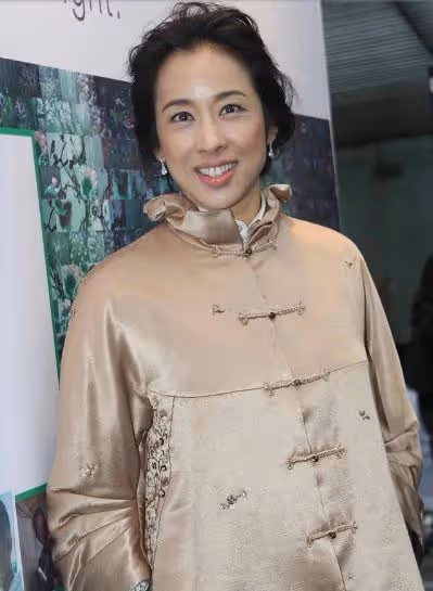 郭晶晶婆婆真有61歲?同框美過趙雅芝,穿淡金色唐裝很有貴婦范兒