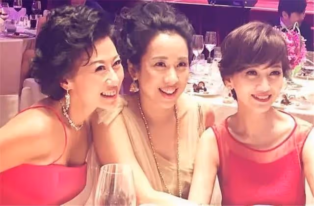 郭晶晶婆婆真有61歲?同框美過趙雅芝,穿淡金色唐裝很有貴婦范兒