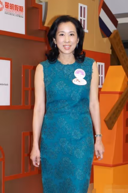 郭晶晶婆婆真有61歲?同框美過趙雅芝,穿淡金色唐裝很有貴婦范兒