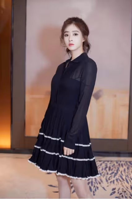 蔣欣又發福了!穿襯衣近照豐乳肥臀不見鎖骨,雙手插兜像路人