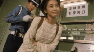 蔣欣又發福了!穿襯衣近照豐乳肥臀不見鎖骨,雙手插兜像路人