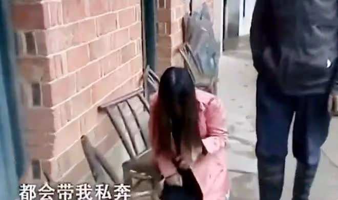 中年大媽愛上帥小伙,交往3個月被拋棄,哭訴:他說過要帶我私奔