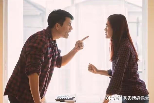 妻子出軌被抓,丈夫趁機提出一個要求,妻子跪地求饒:辦不到