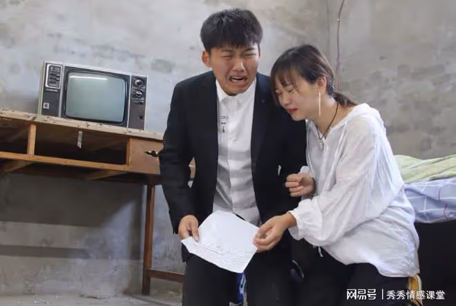 妻子出軌被抓,丈夫趁機提出一個要求,妻子跪地求饒:辦不到
