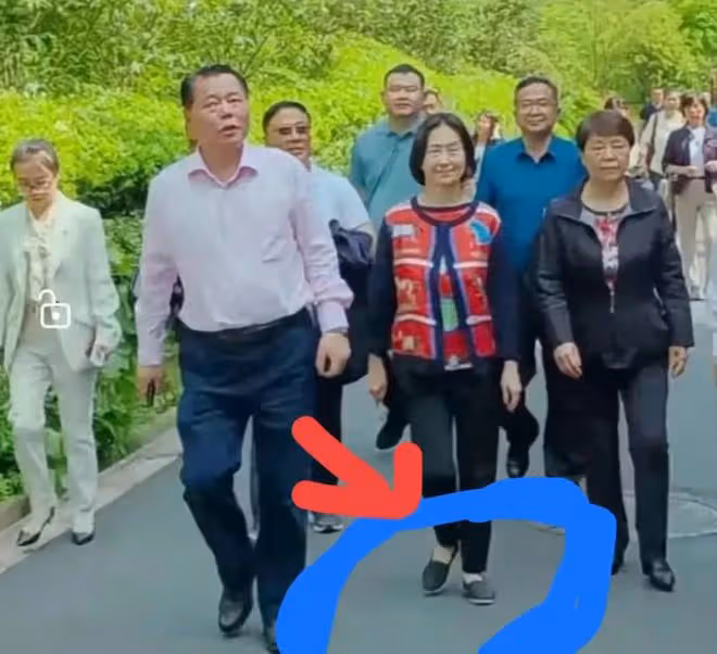 太驚喜!61歲何超瓊穿50元老布鞋爬黃山,市委書記陪同講解被圍觀