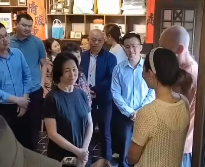 太驚喜!61歲何超瓊穿50元老布鞋爬黃山,市委書記陪同講解被圍觀