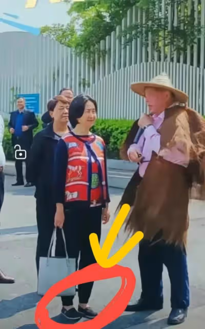 太驚喜!61歲何超瓊穿50元老布鞋爬黃山,市委書記陪同講解被圍觀