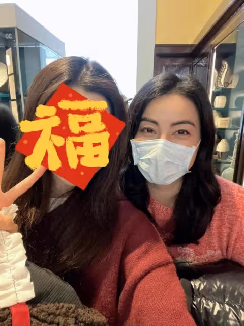 郭晶晶帶娃逛博物館,背5萬愛馬仕穿皮草,卻被嘲邋遢土氣!