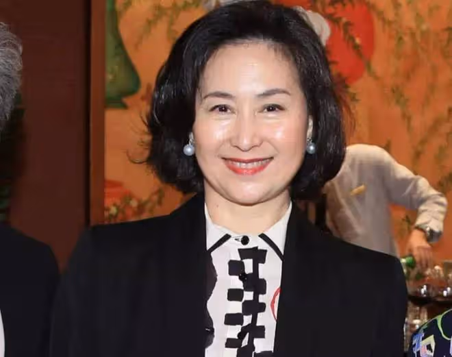 賭王之女何超瓊樸素考察行,網友盛讚其低調與內涵