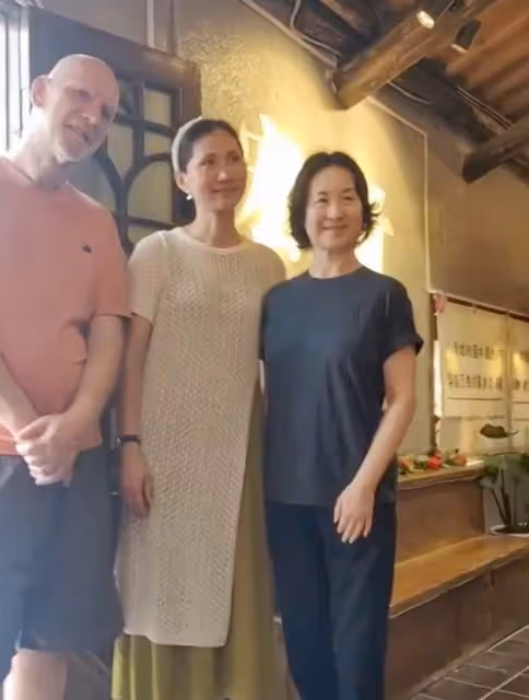 賭王之女何超瓊樸素考察行,網友盛讚其低調與內涵