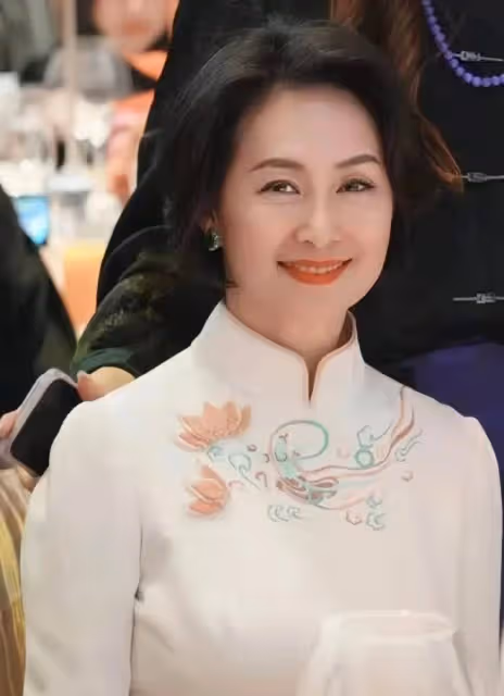 賭王之女何超瓊樸素考察行,網友盛讚其低調與內涵