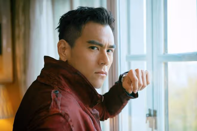 彭于晏街頭遛狗形象大變,滄桑模樣引發熱議,真實生活態度獲贊