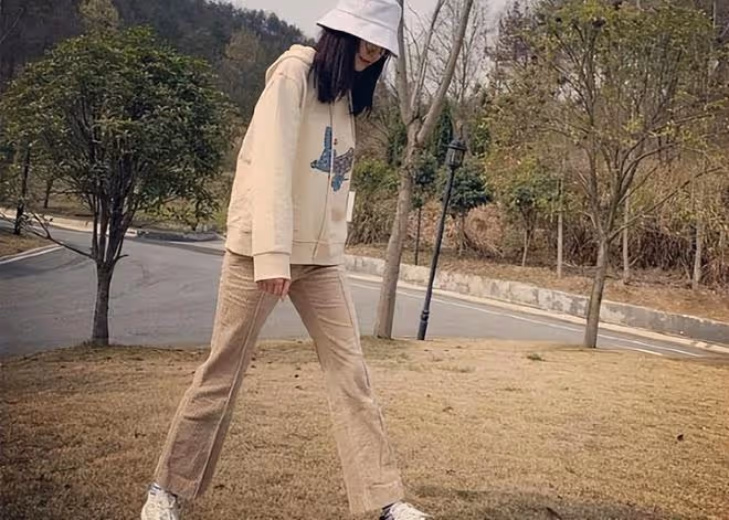 江疏影帶火了「喇叭褲」，不僅優雅有女人味，不修圖都擁有大長腿