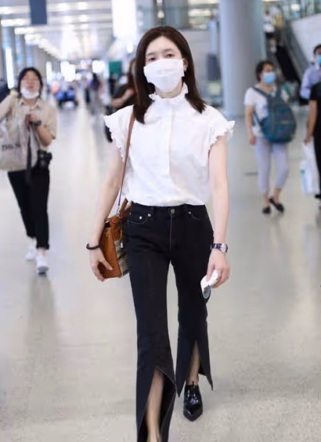 江疏影帶火了「喇叭褲」，不僅優雅有女人味，不修圖都擁有大長腿