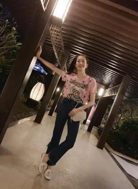 江疏影帶火了「喇叭褲」，不僅優雅有女人味，不修圖都擁有大長腿