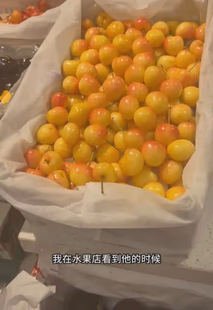 女生遇櫻桃刺客一斤350,鼓起勇氣拿起一顆零稱,一上稱驚呆了
