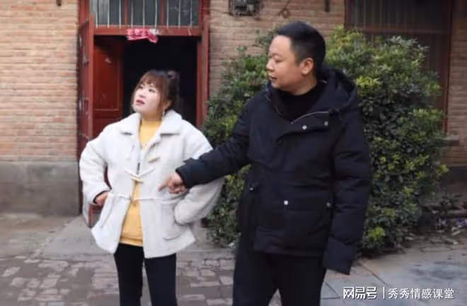 首次跟男友回老家見家長，鄰居婆婆塞我一張紙條：危險，快跑