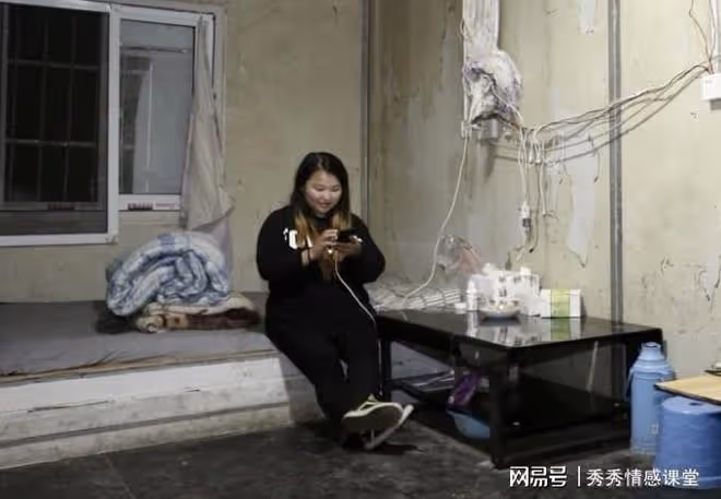 首次跟男友回老家見家長,鄰居婆婆塞我一張紙條:危險,快跑