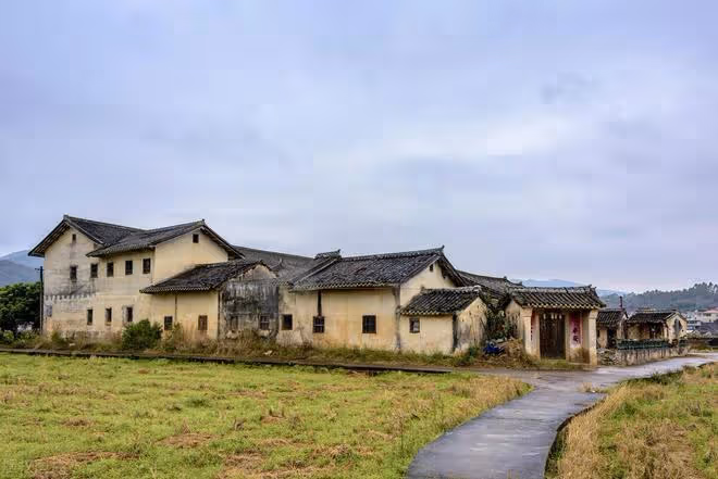 我一直拒絕回農村建房,前不久看見老家父母的一個背影,我猶豫了