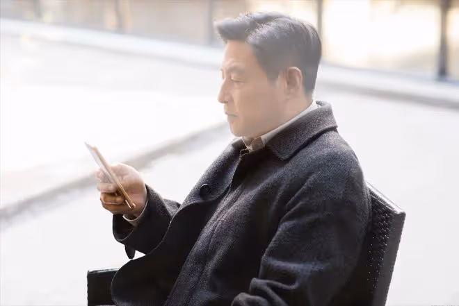 我一直拒絕回農村建房,前不久看見老家父母的一個背影,我猶豫了