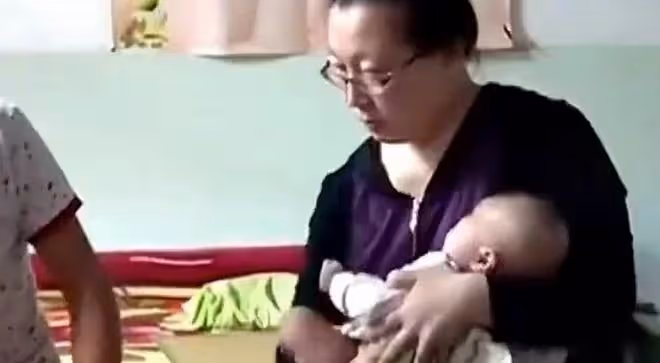 3孩媽媽出軌網友並生下一個孩子,勸丈夫接受:做人糊塗一點兒好