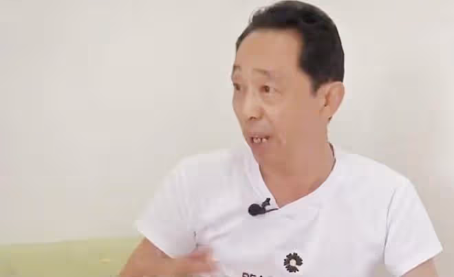 大叔相中漂亮大媽,使出渾身解數花式討好,當場送給大媽一套房子