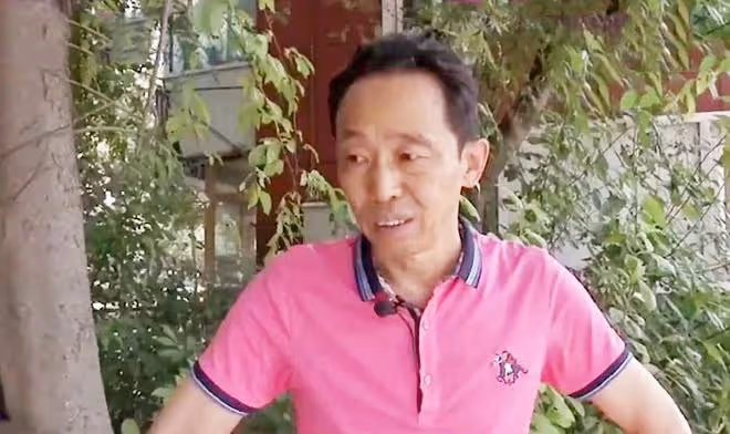 大叔相中漂亮大媽,使出渾身解數花式討好,當場送給大媽一套房子