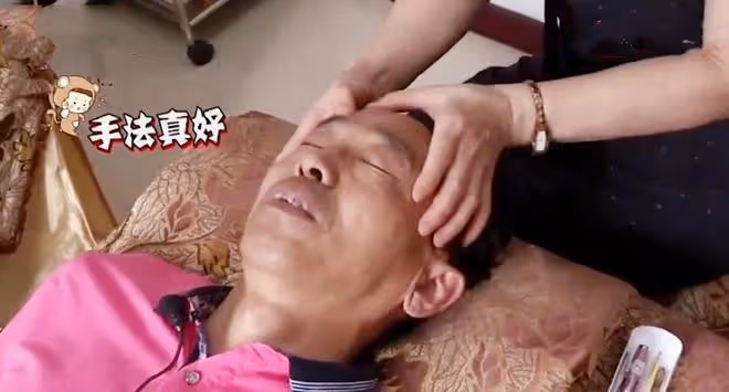 大叔相中漂亮大媽，使出渾身解數花式討好，當場送給大媽一套房子