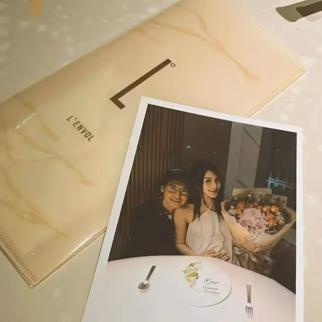 TVB長腿女神懷孕26周終於見肚子，與老公吃飯慶祝結婚一周年