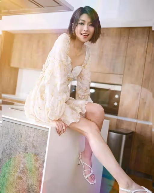 TVB長腿女神懷孕26周終於見肚子，與老公吃飯慶祝結婚一周年