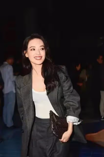 好甜!結婚八周年,香港知名男星高情商策劃中式婚禮,妻子感動發文
