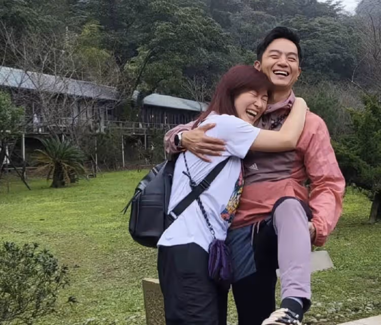 TVB金童玉女結婚15周年,撇下三子女享二人世界,已在內地買房