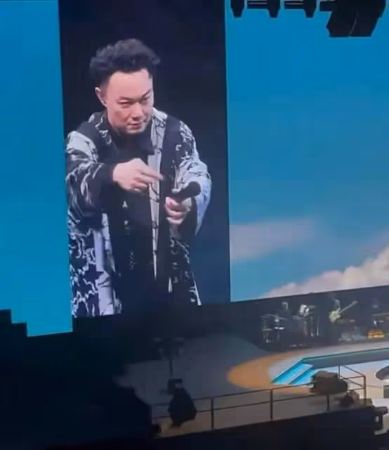 陳奕迅武漢演唱會遇奇葩歌迷,現場擴音器擾亂節奏,甚至揚言脫衣服