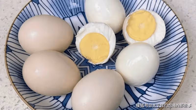 水煮蛋的正確做法,記住4個訣竅,蛋殼一拉就掉,蛋黃鮮嫩不噎人