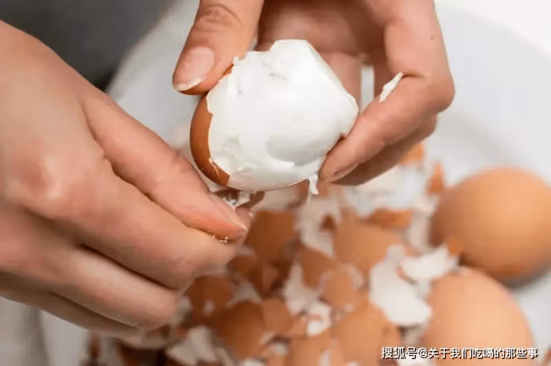 水煮蛋的正確做法,記住4個訣竅,蛋殼一拉就掉,蛋黃鮮嫩不噎人