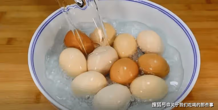 水煮蛋的正確做法,記住4個訣竅,蛋殼一拉就掉,蛋黃鮮嫩不噎人