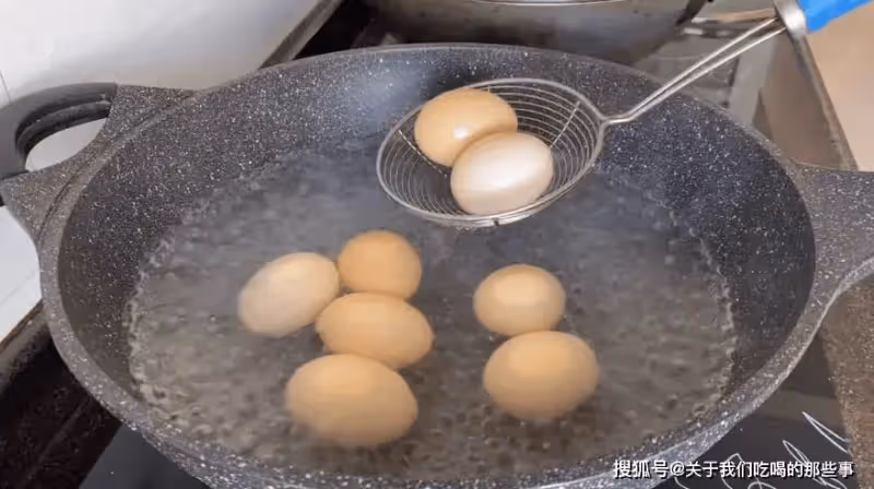 水煮蛋的正確做法,記住4個訣竅,蛋殼一拉就掉,蛋黃鮮嫩不噎人