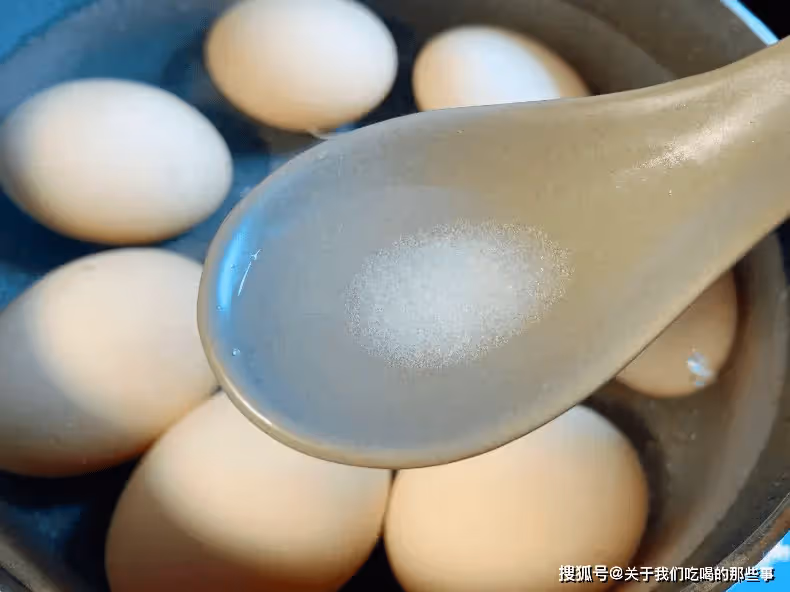 水煮蛋的正確做法,記住4個訣竅,蛋殼一拉就掉,蛋黃鮮嫩不噎人