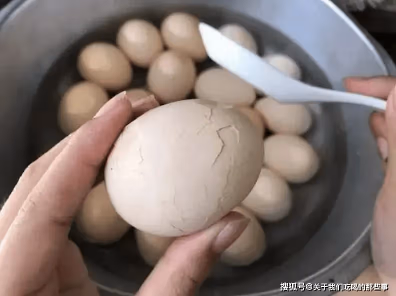 水煮蛋的正確做法,記住4個訣竅,蛋殼一拉就掉,蛋黃鮮嫩不噎人