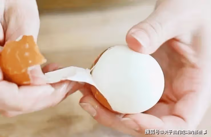 水煮蛋的正確做法,記住4個訣竅,蛋殼一拉就掉,蛋黃鮮嫩不噎人